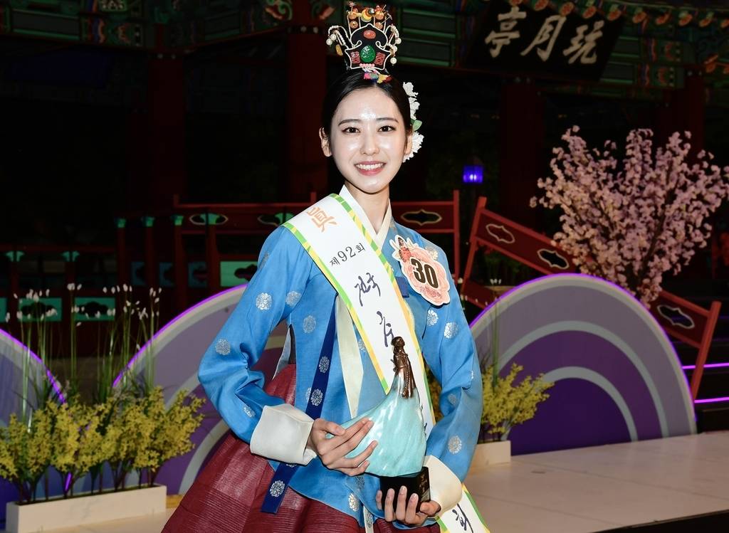韩国23岁女大学生夺得“传统美人”冠军<strong></p>
<p>韩国币币</strong>，获奖5万人民币