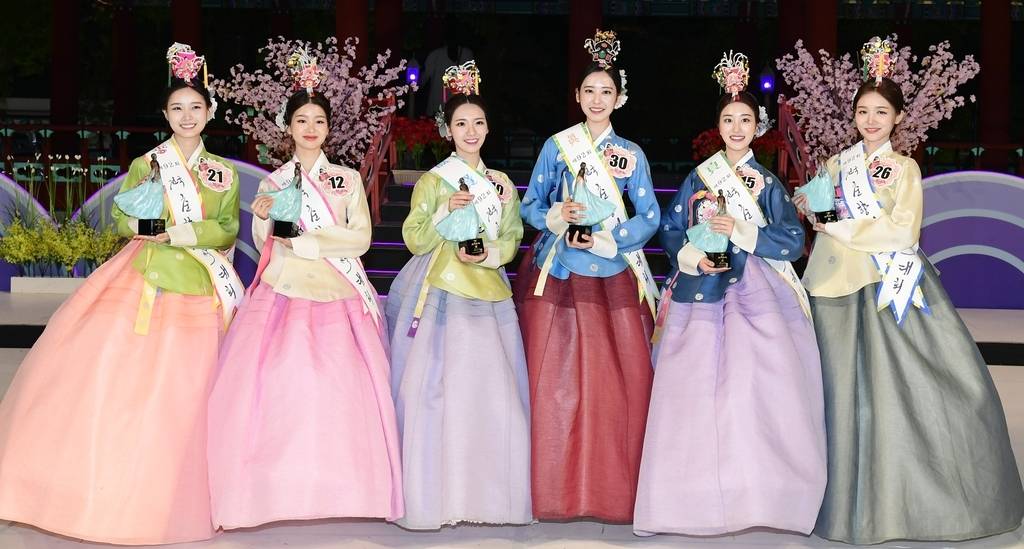 韩国23岁女大学生夺得“传统美人”冠军<strong></p>
<p>韩国币币</strong>，获奖5万人民币
