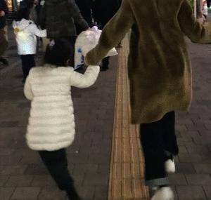 孙俪和鹿合照太俏皮<strong></p>
<p>鹿币</strong>，喂鹿吓到鹿饼都掉了，跟邓超的神仙爱情太甜