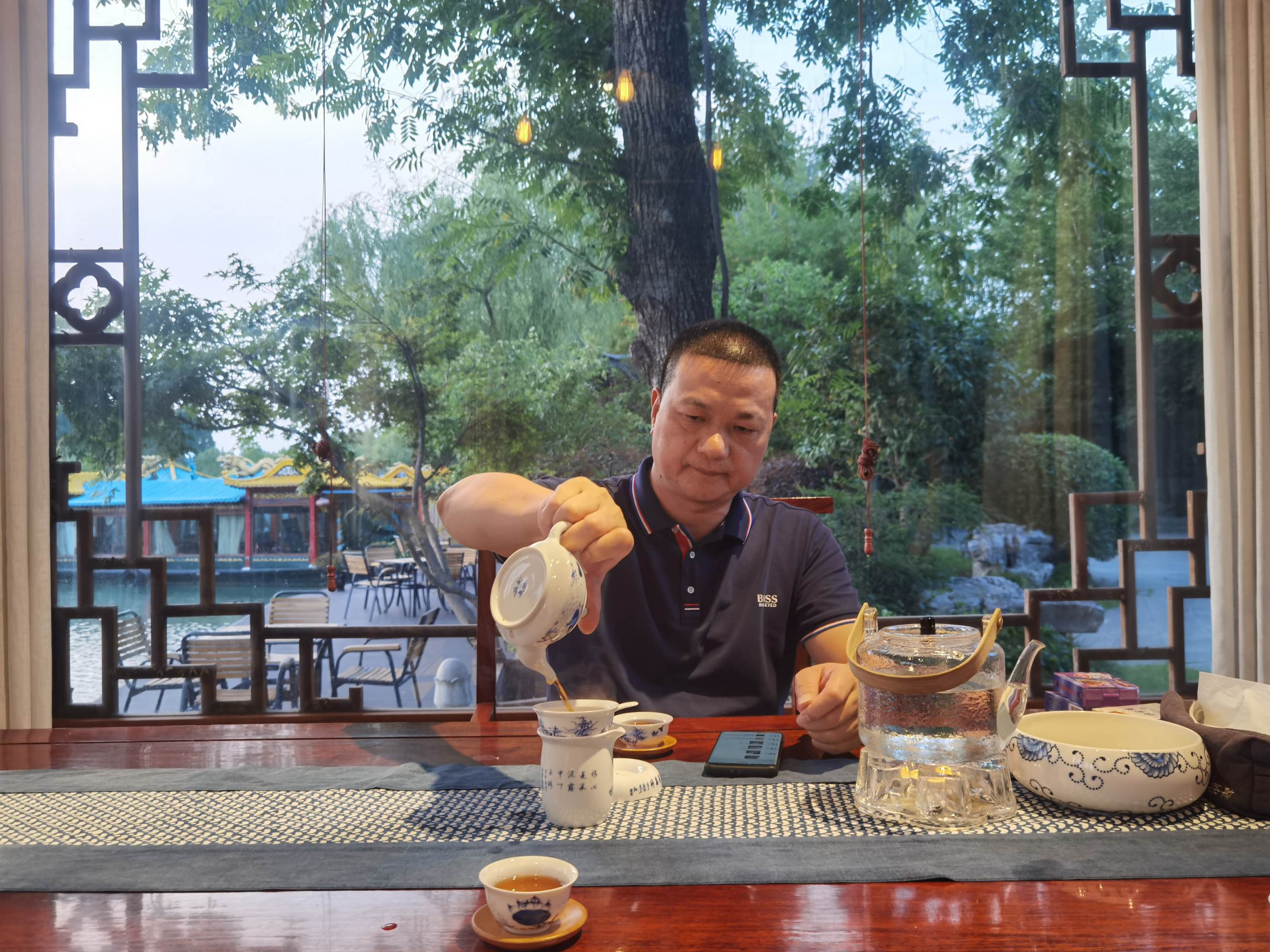 雲影舫中品香茗