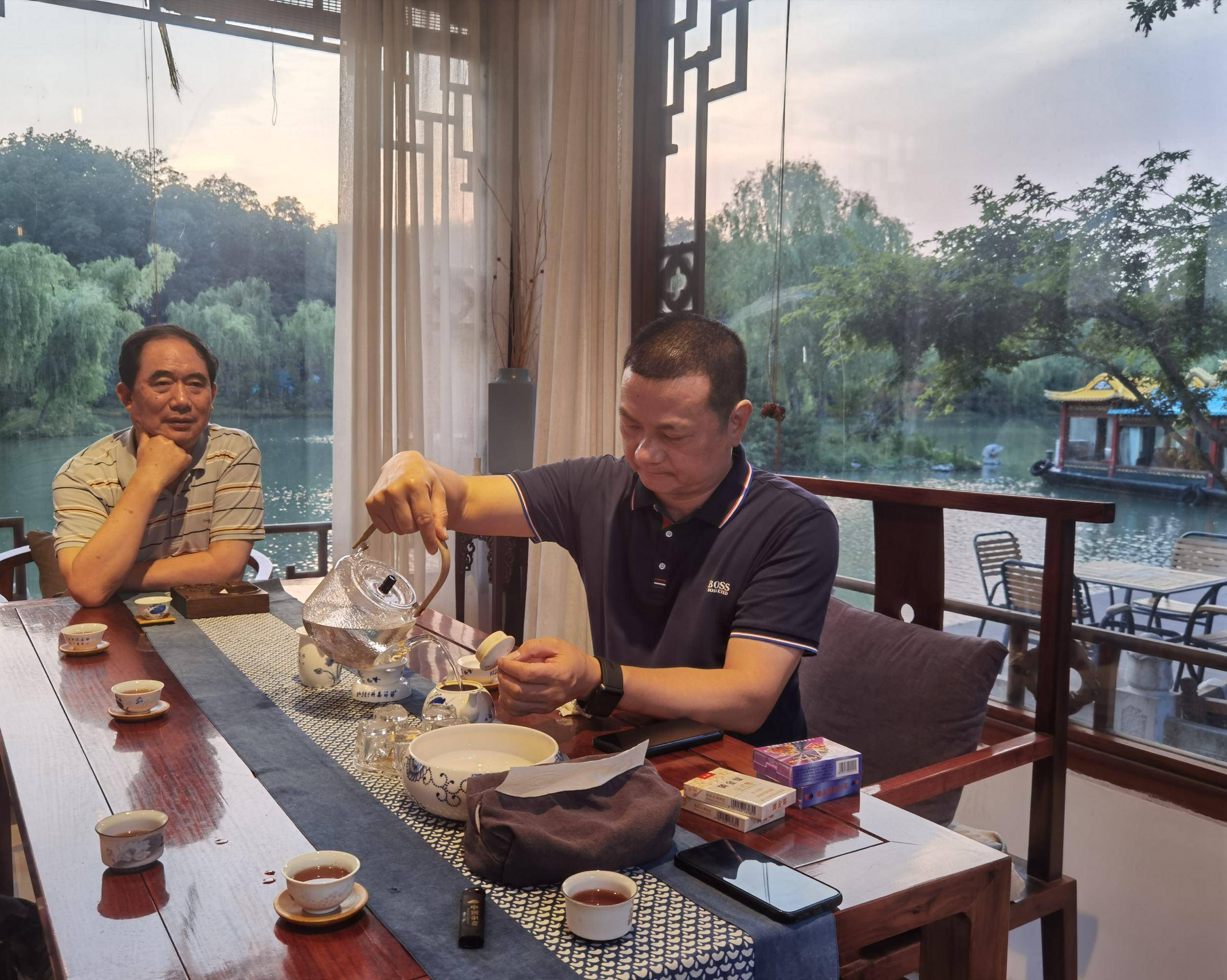 雲影舫中品香茗