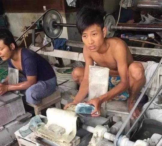 100万缅币在瓦城淘的翡翠原石<strong></p>
<p>币淘</strong>，切开后满心欢喜，下一个就是你！