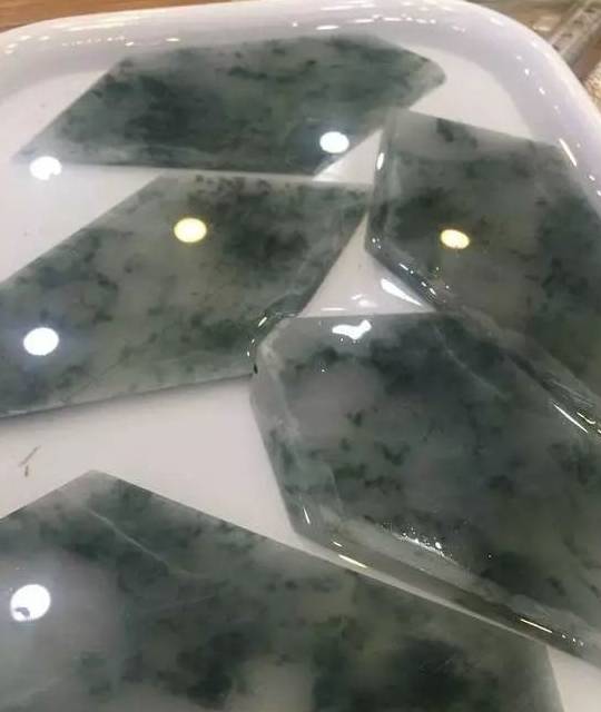 100万缅币在瓦城淘的翡翠原石<strong></p>
<p>币淘</strong>，切开后满心欢喜，下一个就是你！