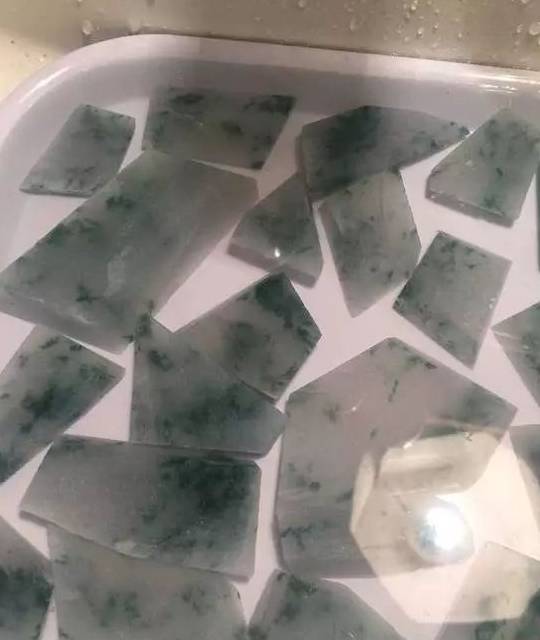 100万缅币在瓦城淘的翡翠原石<strong></p>
<p>币淘</strong>，切开后满心欢喜，下一个就是你！