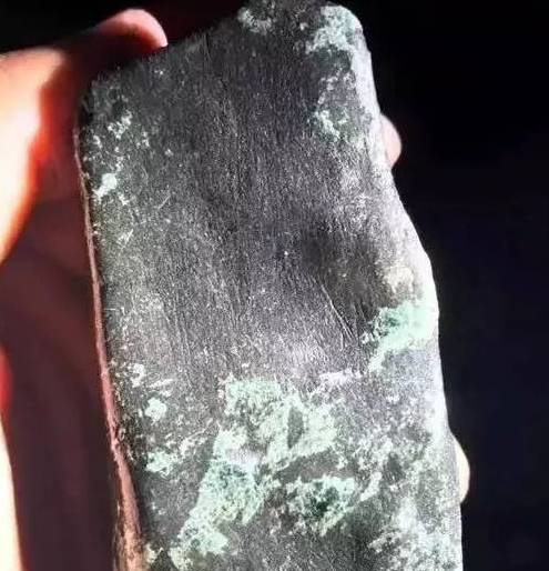 100万缅币在瓦城淘的翡翠原石<strong></p>
<p>币淘</strong>，切开后满心欢喜，下一个就是你！
