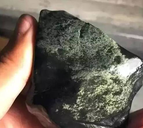 100万缅币在瓦城淘的翡翠原石<strong></p>
<p>币淘</strong>，切开后满心欢喜，下一个就是你！