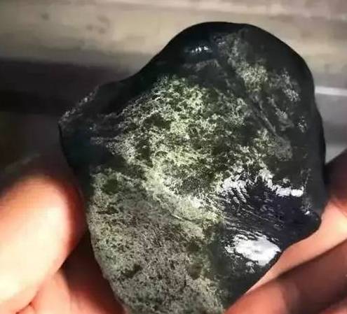 100万缅币在瓦城淘的翡翠原石<strong></p>
<p>币淘</strong>，切开后满心欢喜，下一个就是你！