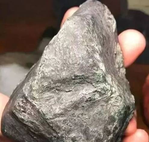 100万缅币在瓦城淘的翡翠原石<strong></p>
<p>币淘</strong>，切开后满心欢喜，下一个就是你！