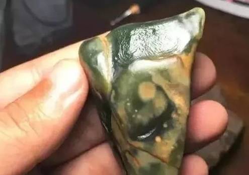 100万缅币在瓦城淘的翡翠原石<strong></p>
<p>币淘</strong>，切开后满心欢喜，下一个就是你！