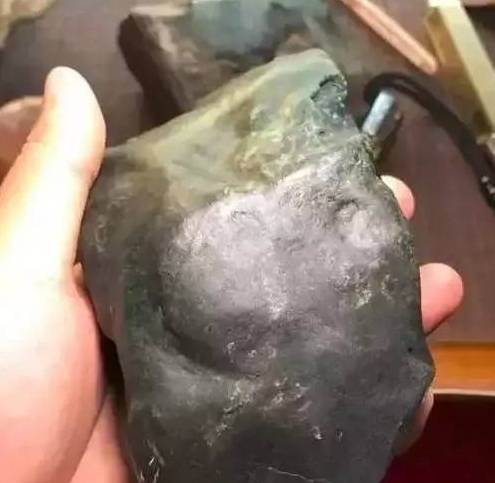 100万缅币在瓦城淘的翡翠原石<strong></p>
<p>币淘</strong>，切开后满心欢喜，下一个就是你！