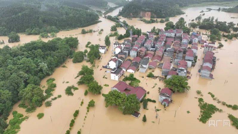 早财经丨美媒：中国AI领域或面临美投资禁令；涉嫌非法吸储<strong></p>
<p>原油消息</strong>，“雪松系”一公司被立案；桥梁垮塌！福建4名干部落水失联；一男子用AI写假新闻被抓