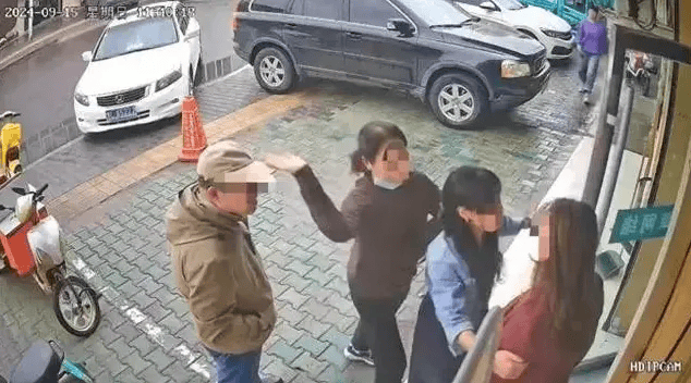 公职夫妻因挪车将女子打骨折<strong></p>
<p>投资理财课程</strong>，想40万私了？通报来了