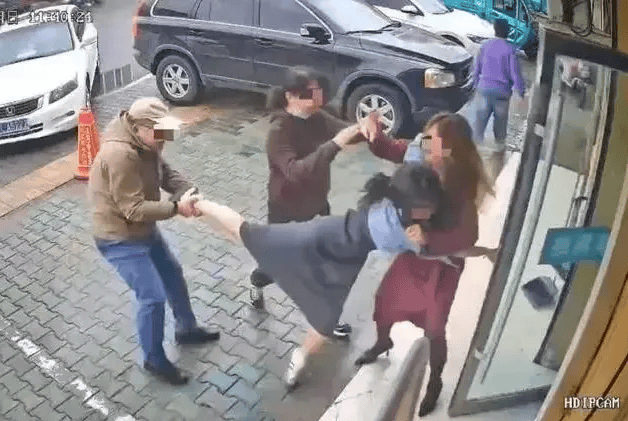 公职夫妻因挪车将女子打骨折<strong></p>
<p>投资理财课程</strong>，想40万私了？通报来了