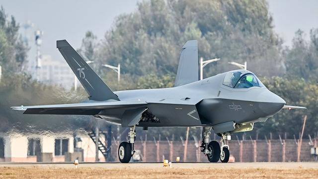 歼-35A正式官宣<strong></p>
<p>简七理财</strong>，命名格式意味深长：航母新舰载机上舰指日可待？