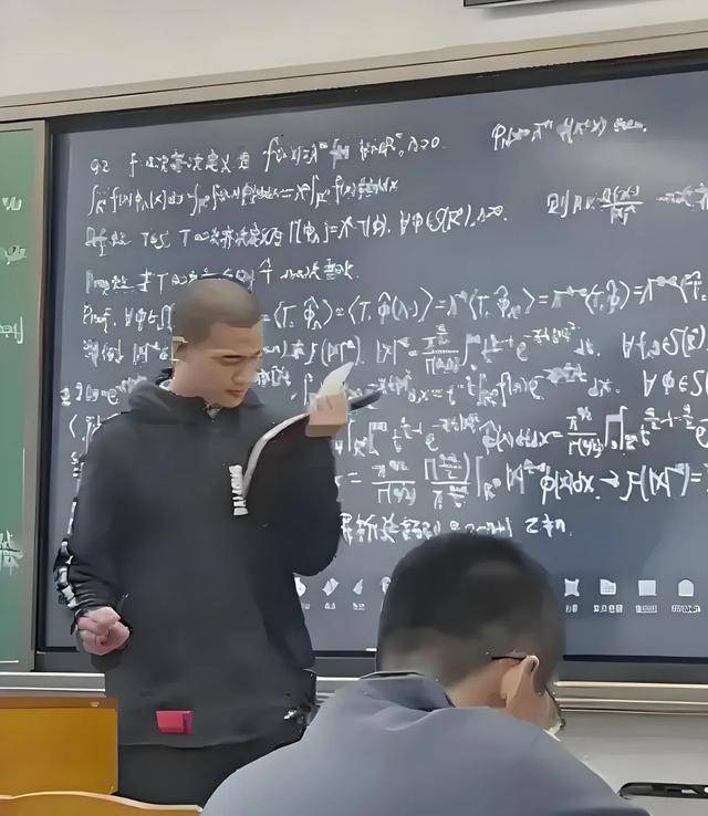 韦东奕上课照片走红<strong></p>
<p>简七理财</strong>，新发型吸睛，网友：板书真漂亮，可惜看不懂