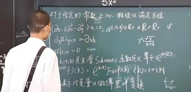 韦东奕上课照片走红<strong></p>
<p>简七理财</strong>，新发型吸睛，网友：板书真漂亮，可惜看不懂