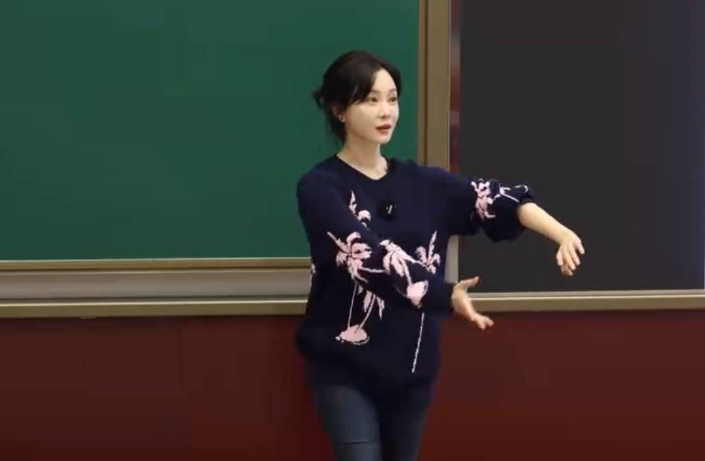 演员陈数现身中戏授课<strong></p>
<p>简七理财</strong>，网友：我的梦中情师