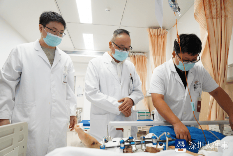 失血过半！深圳男子被三四百斤模具砸到<strong></p>
<p>网上投资理财</strong>，医生全力抢救