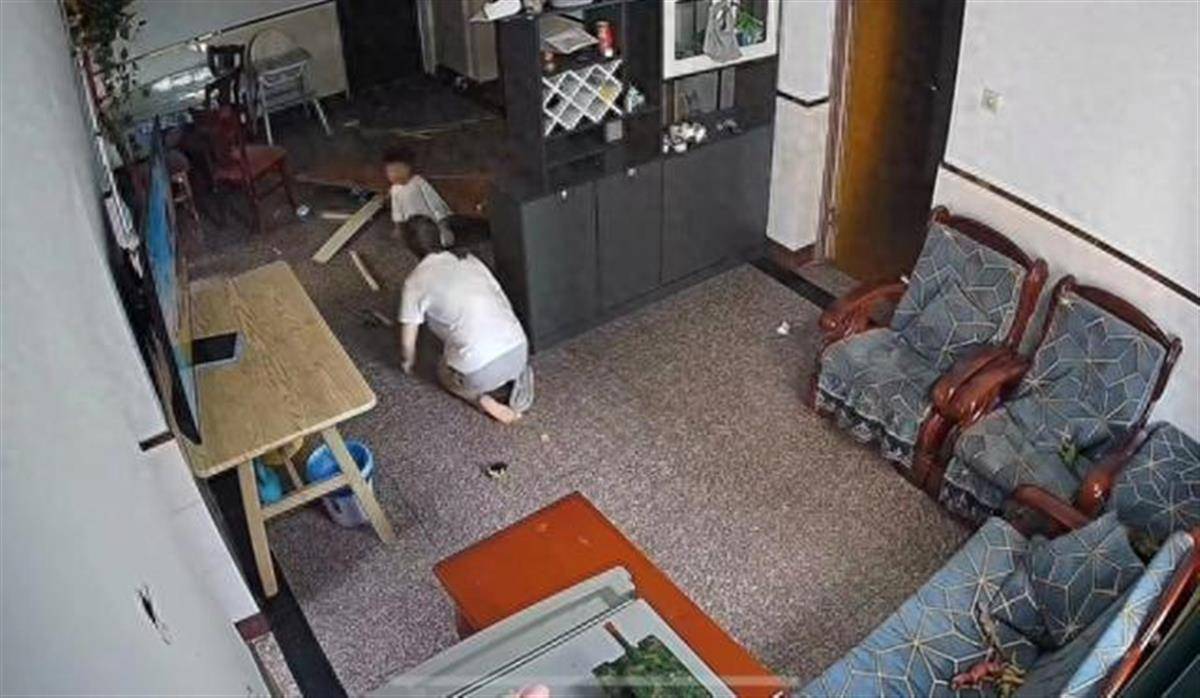 “烧伤妈妈”术后首次开口说话<strong></p>
<p>网上投资理财</strong>，称一辈子的苦都吃完了，其丈夫已开始带货，512件好物有497人跟买