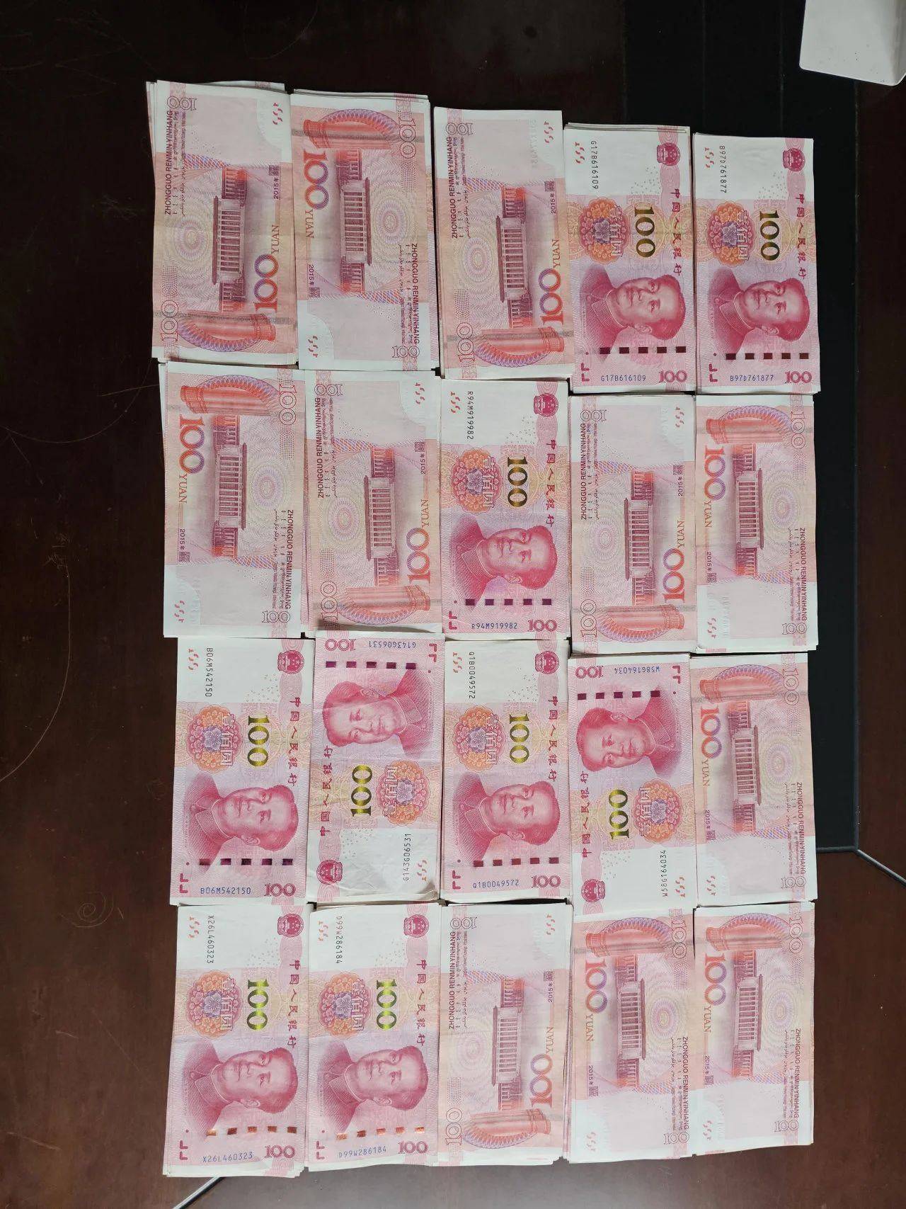 热水壶和“喜糖”里藏着大把现金<strong></p>
<p>中年理财</strong>，浙江多地已发生，警方提醒：司机请警惕