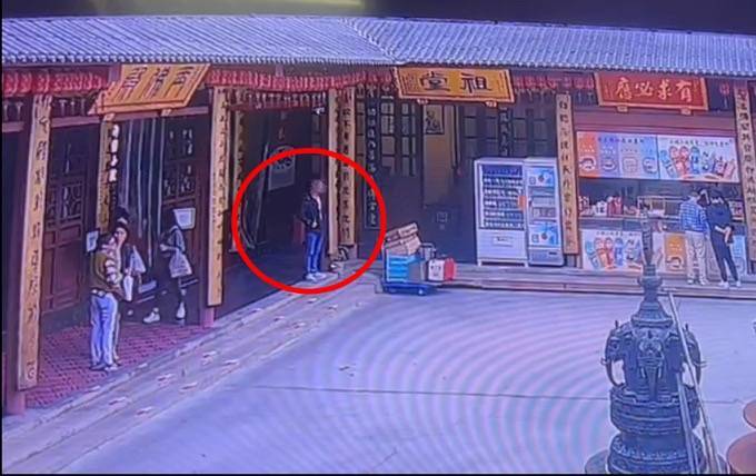 自制缠满双面胶的铁片<strong></p>
<p>理财交流</strong>，男子在寺庙内盗窃功德箱被行拘