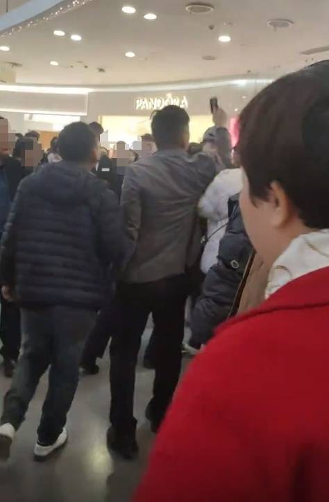 工资被折换成郑州一商场购物卡<strong></p>
<p>如何理财规划</strong>，每月仅一天能使用，律师：以购物卡支付工资或涉嫌违法