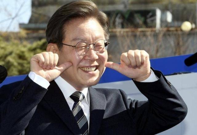 执政党捏着鼻子要“保尹”<strong></p>
<p>信用卡买理财</strong>，尹锡悦的总统宝座，将由8个人决定