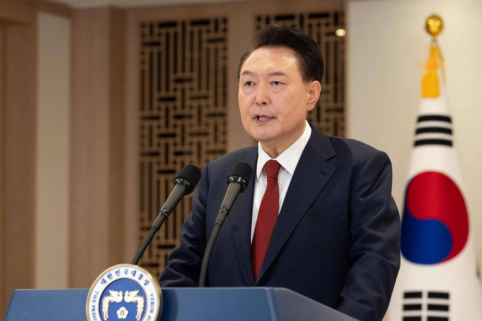 突然主张弹劾总统的韩国执政党党首：曾获尹锡悦多次提拔<strong></p>
<p>平台理财哪个好</strong>，后因第一夫人惹怒“亲尹派”