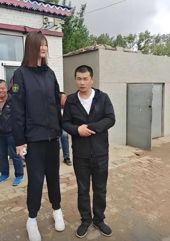 女孩身高2米26貌美如花<strong></p>
<p>公司理财答案</strong>，妈妈天天发愁：白长这么漂亮，没人敢追