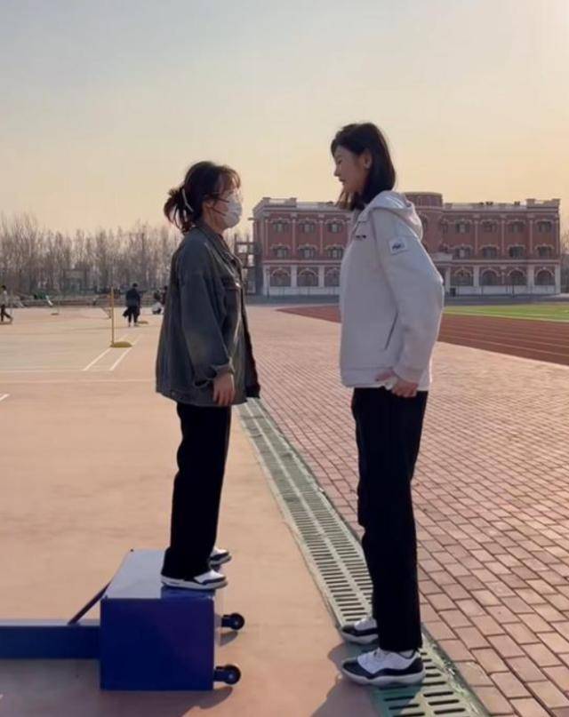 女孩身高2米26貌美如花<strong></p>
<p>公司理财答案</strong>，妈妈天天发愁：白长这么漂亮，没人敢追