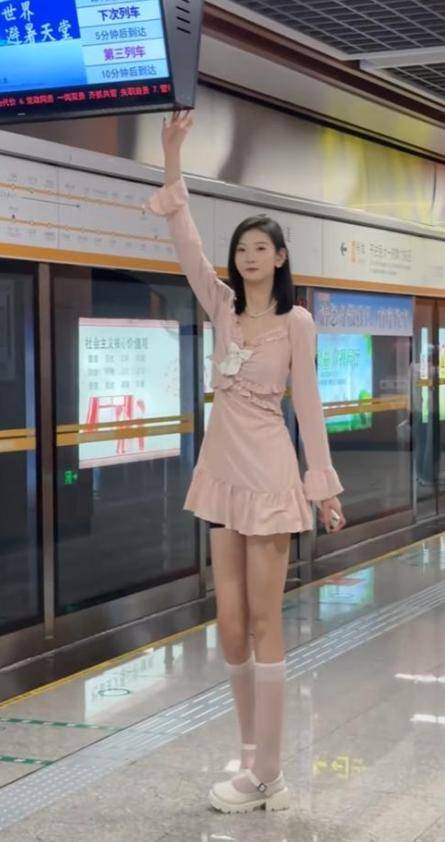 女孩身高2米26貌美如花<strong></p>
<p>公司理财答案</strong>，妈妈天天发愁：白长这么漂亮，没人敢追