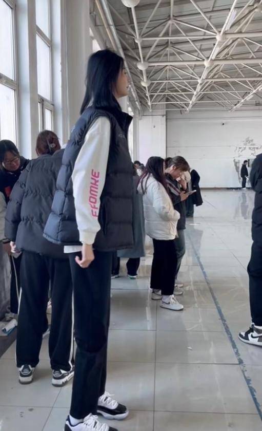 女孩身高2米26貌美如花<strong></p>
<p>公司理财答案</strong>，妈妈天天发愁：白长这么漂亮，没人敢追