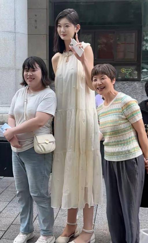 女孩身高2米26貌美如花<strong></p>
<p>公司理财答案</strong>，妈妈天天发愁：白长这么漂亮，没人敢追