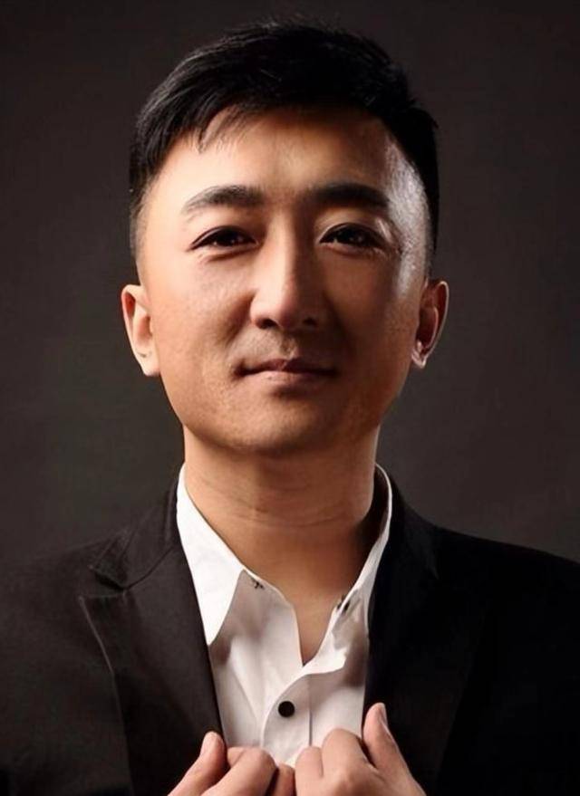 他是知名演员<strong></p>
<p>十万元理财</strong>,40岁二胎得女,41岁突然离世将悲痛留给妻子与儿女