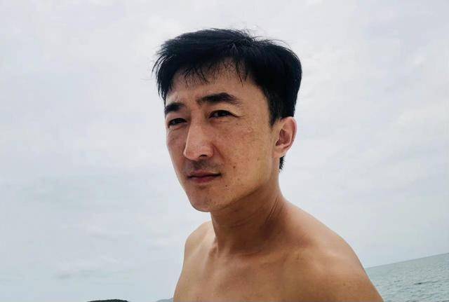 他是知名演员<strong></p>
<p>十万元理财</strong>,40岁二胎得女,41岁突然离世将悲痛留给妻子与儿女