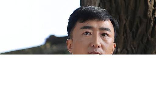 他是知名演员<strong></p>
<p>十万元理财</strong>,40岁二胎得女,41岁突然离世将悲痛留给妻子与儿女