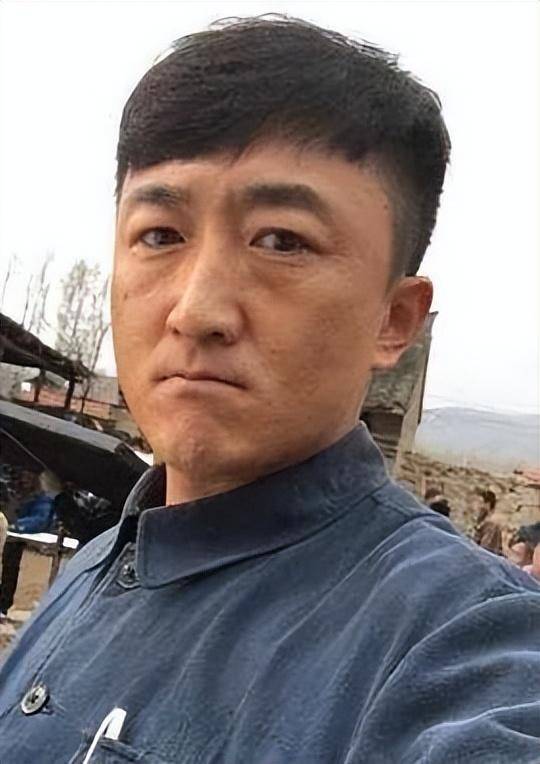 他是知名演员<strong></p>
<p>十万元理财</strong>,40岁二胎得女,41岁突然离世将悲痛留给妻子与儿女