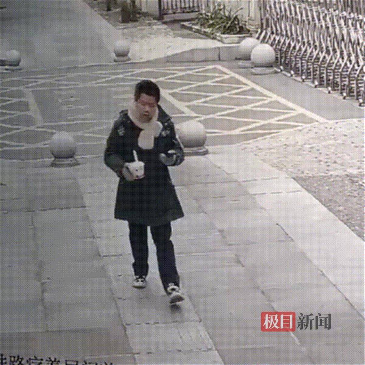 湖北咸宁一学生放学路上捡到手机交给警方<strong></p>
<p>一万块理财</strong>，民警和失主进校给他送“大礼包”