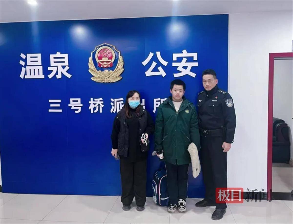 湖北咸宁一学生放学路上捡到手机交给警方<strong></p>
<p>一万块理财</strong>，民警和失主进校给他送“大礼包”