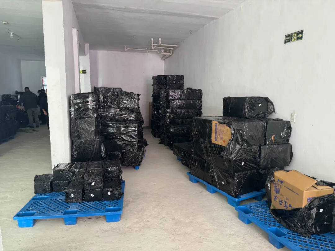 杭州郑某家中突然被抓！465箱<strong></p>
<p>理财公司跑路</strong>，密密麻麻……