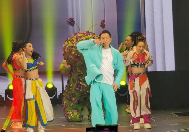 刘德华演唱会实录：表演滑跪失败<strong></p>
<p>小猪理财</strong>，甄子丹舒淇任达华台下蹦迪