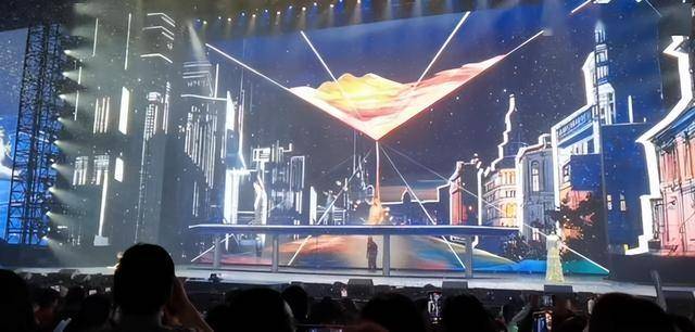 刘德华演唱会实录：表演滑跪失败<strong></p>
<p>小猪理财</strong>，甄子丹舒淇任达华台下蹦迪