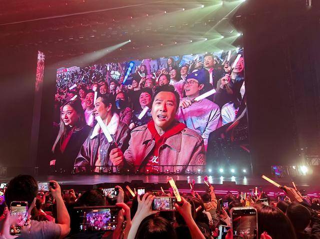 刘德华演唱会实录：表演滑跪失败<strong></p>
<p>小猪理财</strong>，甄子丹舒淇任达华台下蹦迪
