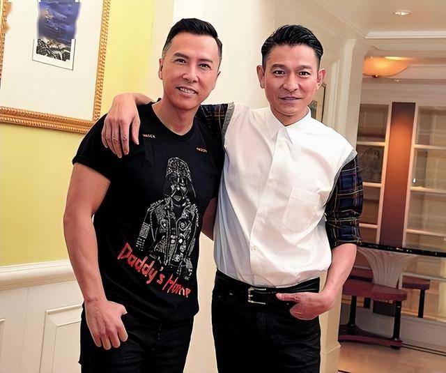 刘德华演唱会实录：表演滑跪失败<strong></p>
<p>小猪理财</strong>，甄子丹舒淇任达华台下蹦迪