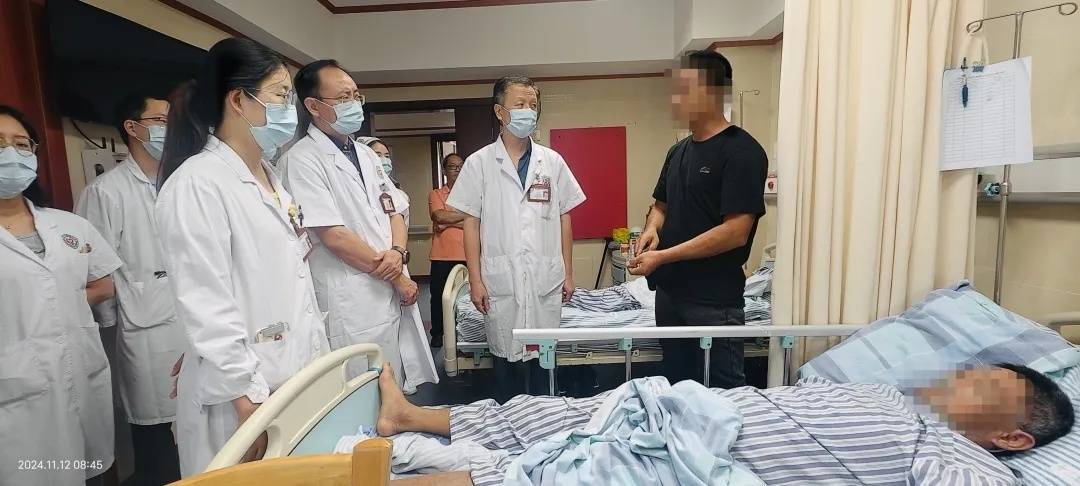 广州一“老酒鬼”路边捡到宝<strong></p>
<p>pp理财</strong>，笑着笑着倒下了……