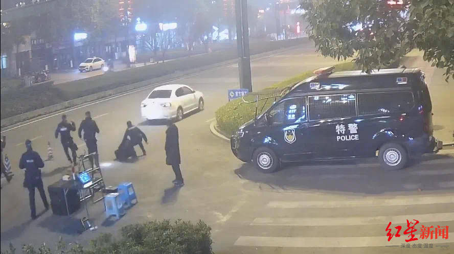 男子车内放疑似枪支遇检查强行冲卡致一辅警被拖行受伤<strong></p>
<p>理财报道</strong>，已被抓获！“枪支”正在鉴定