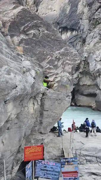 摄影师在悬崖石缝中为游客拍照<strong></p>
<p>掌悦理财</strong>，虎跳峡景区回应