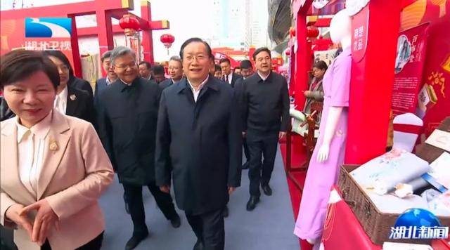 湖北省委书记、省长和商务部副部长一同逛市集<strong></p>
<p>理财书单</strong>，有一个大背景