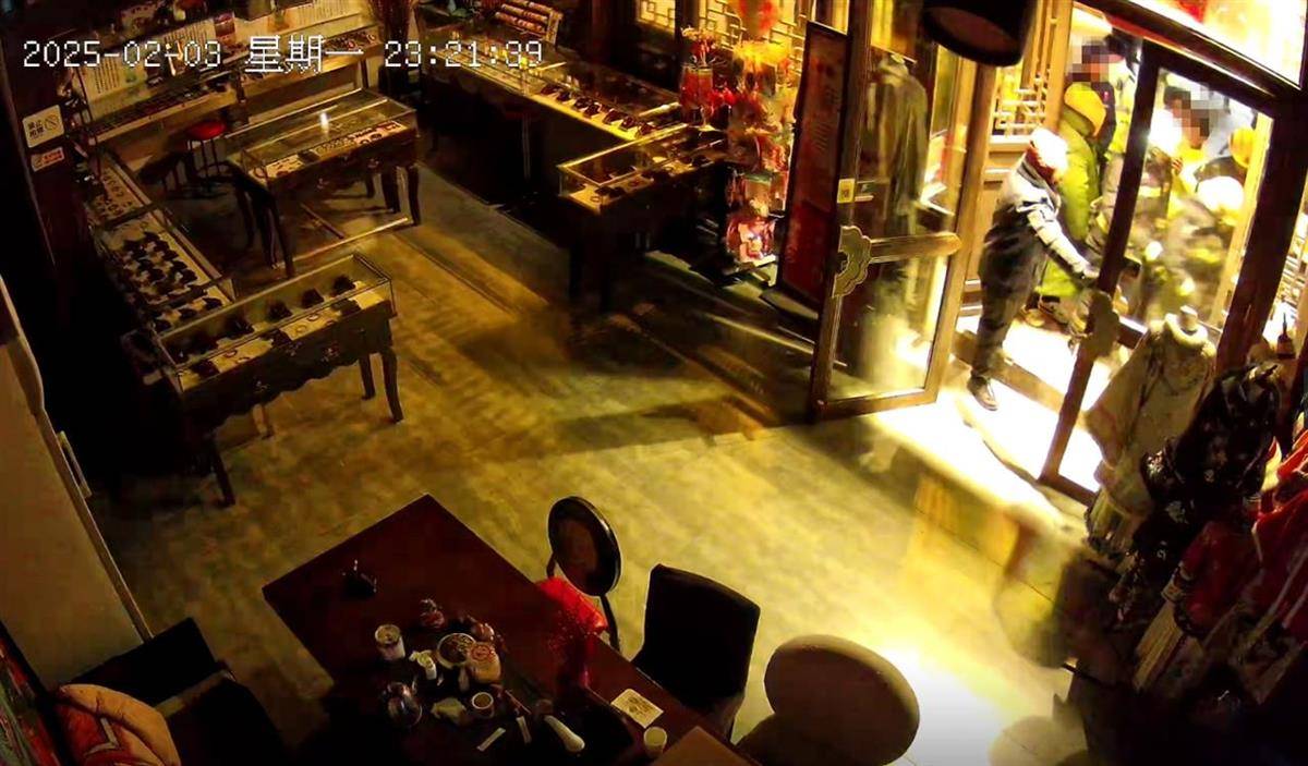 大同官方核查“店铺被撬锁开灯”事件<strong></p>
<p>赢家理财</strong>，律师：撬锁入室涉嫌违法，且滥用行政权力