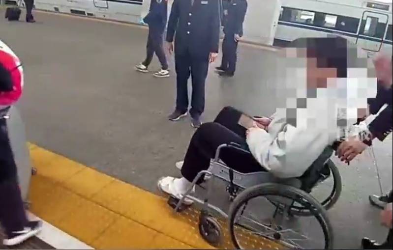 “救命<strong></p>
<p>银行理财产品利率</strong>,我不想死”!厦门北站,D131次列车突发!